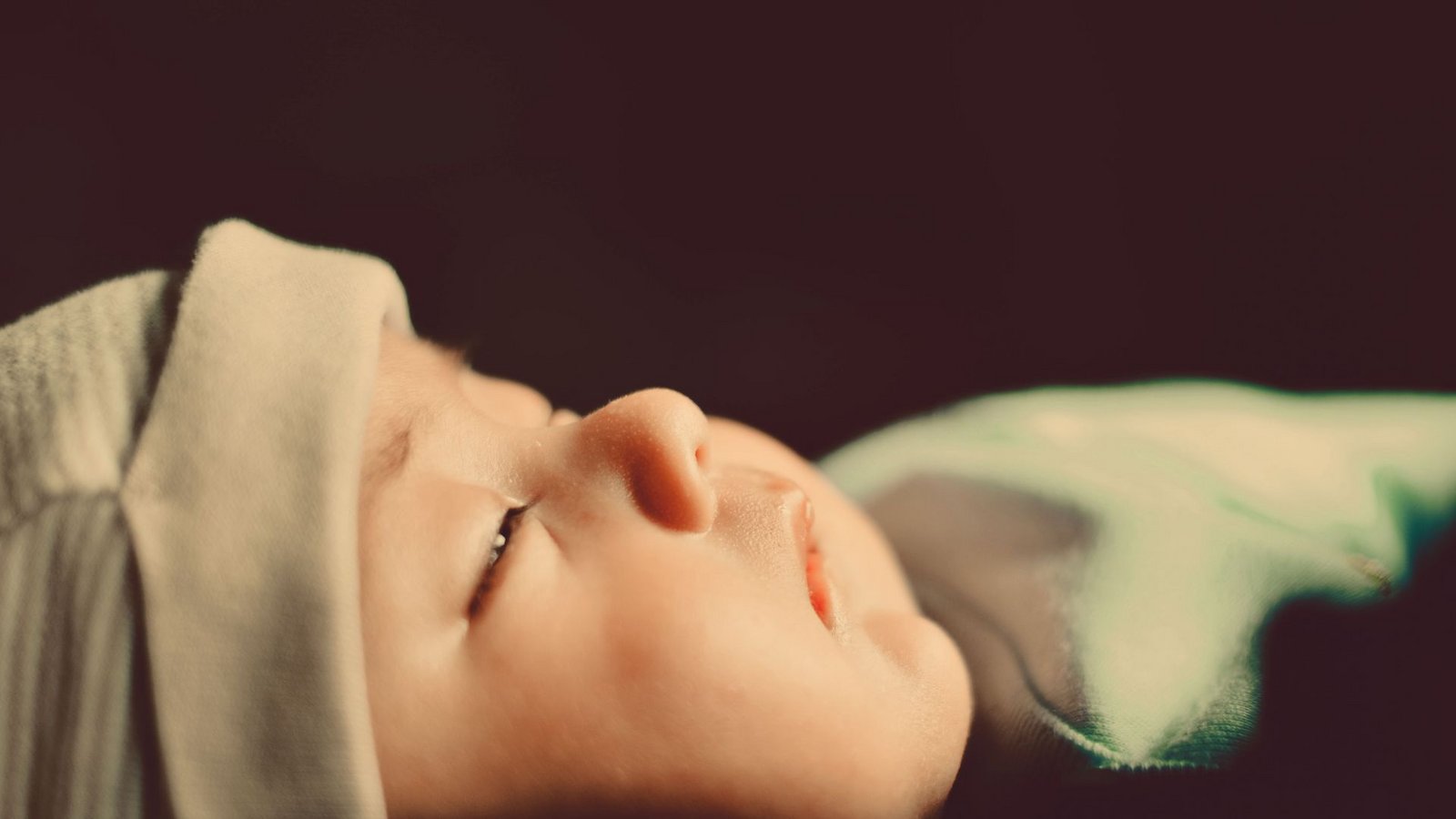 Müde – aber trotzdem immer wieder wach.Foto: Unsplash/KhoaPham Müde – aber trotzdem immer wieder wach.Foto: Unsplash/KhoaPham