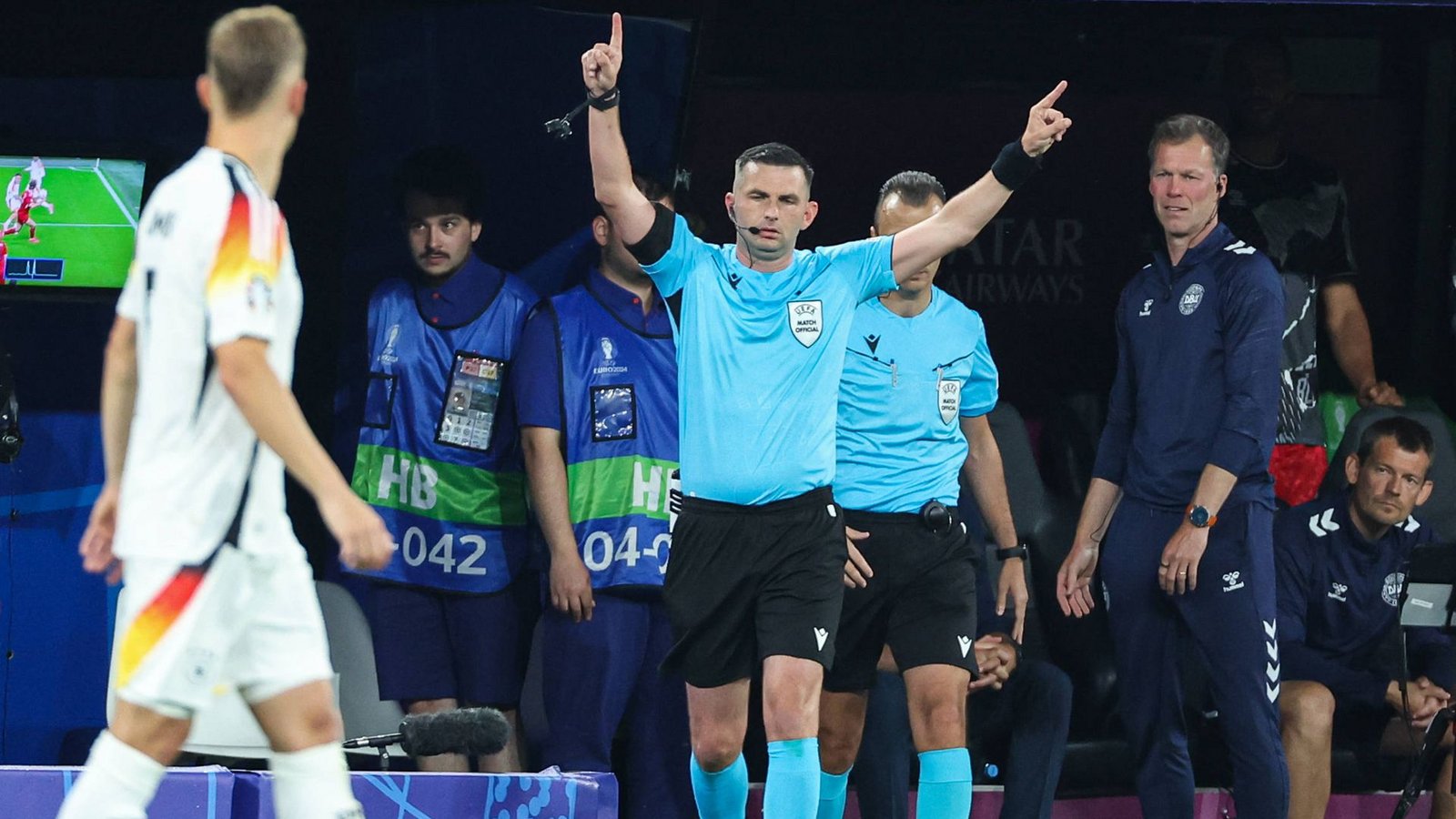 Referee Michael Oliver (England) schaut sich in der Review Area das Handspiel an, er gibt Elfmeter.Foto: IMAGO//Julia Hawener