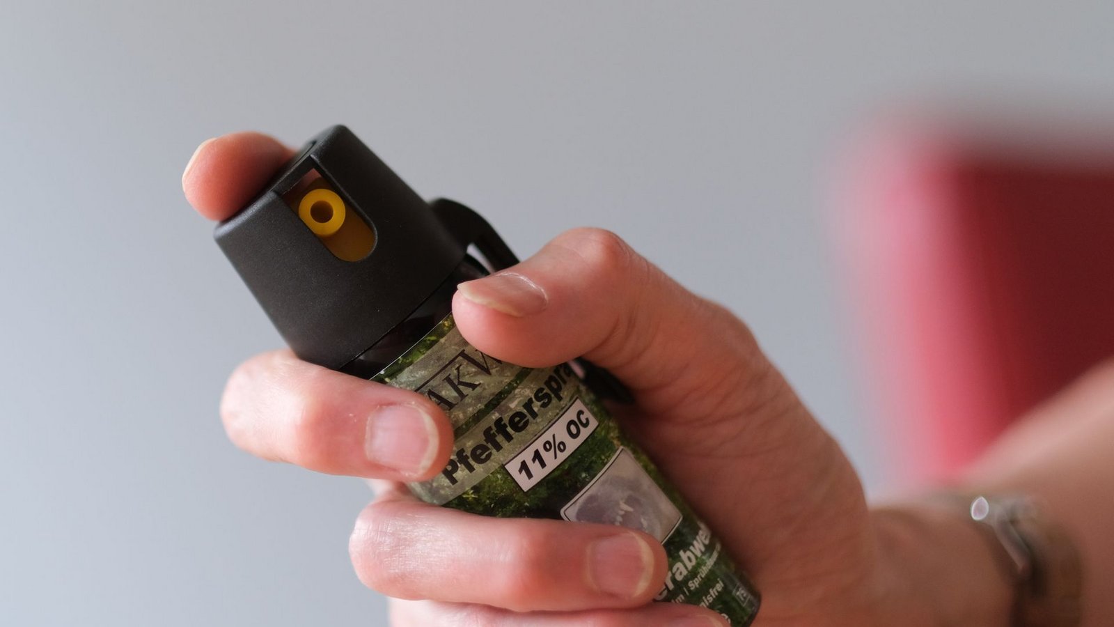 Der 15-Jährige griff die Beamten mit Pfefferspray an. (Symbolbild)Foto: Bernd Weißbrod/dpa/Bernd Weißbrod Der 15-Jährige griff die Beamten mit Pfefferspray an. (Symbolbild)Foto: Bernd Weißbrod/dpa/Bernd Weißbrod