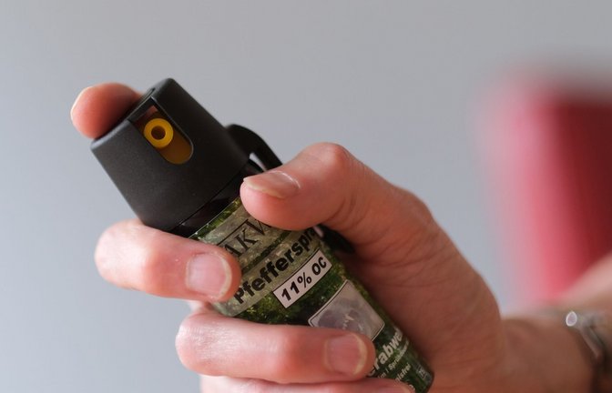 Der 15-Jährige griff die Beamten mit Pfefferspray an. (Symbolbild)<span class='image-autor'>Foto: Bernd Weißbrod/dpa/Bernd Weißbrod</span>