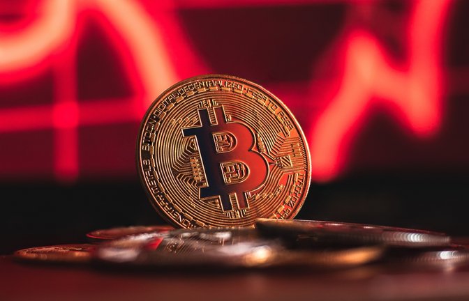 Fallende Kurse bedeuten für viele Kryptoinvestoren Verluste.<span class='image-autor'>Foto: Chidori_B / shutterstock.com</span>
