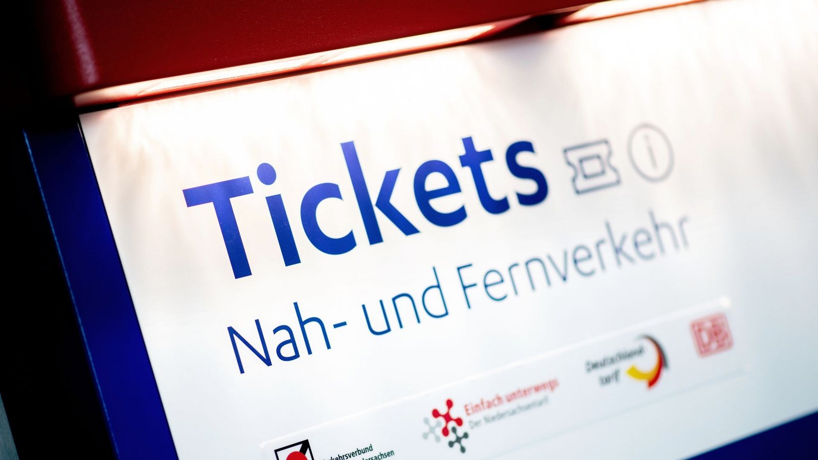 Das 49-Euro-Ticket soll den Anreiz schaffen, sich nicht nur aus Kosten-, sondern auch aus Klimaschutzgründen für den öffentlichen Nahverkehr zu entscheiden.Foto: Hauke-Christian Dittrich/dpa