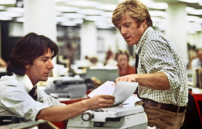 Dustin Hoffman (li.) und Robert Redford in einer Szene des Films „Die Unbestechlichen“ von Regisseur Alan Pakula aus dem Jahr 1976<span class='image-autor'>Foto: picture-alliance / dpa/Bert_Reisfeld</span>