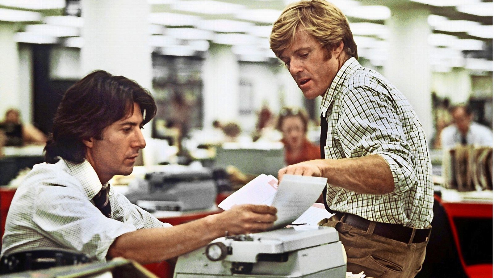 Dustin Hoffman (li.) und Robert Redford in einer Szene des Films „Die Unbestechlichen“ von Regisseur Alan Pakula aus dem Jahr 1976Foto: picture-alliance / dpa/Bert_Reisfeld