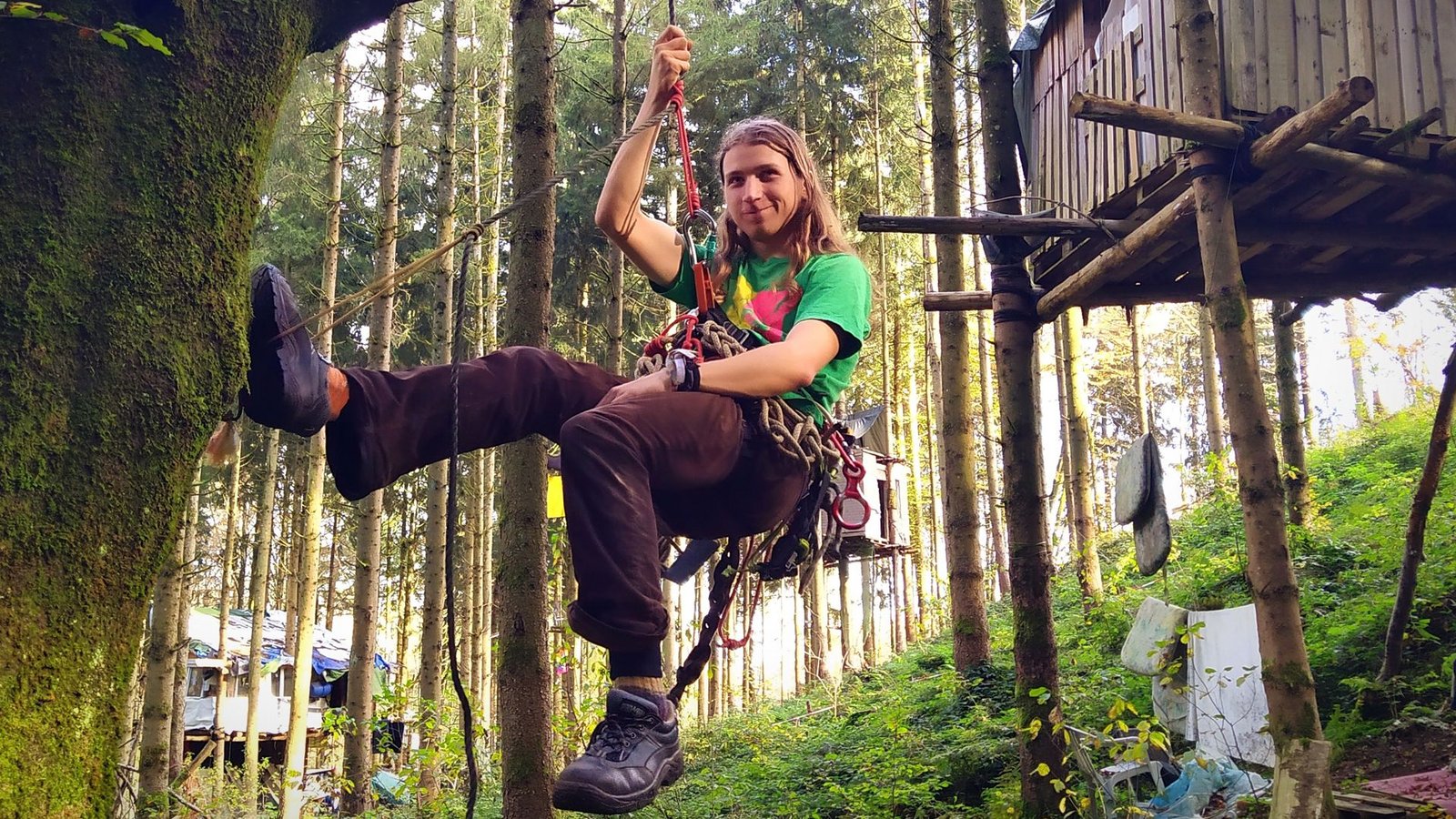 Gekommen, um zu bleiben: Samuel Bosch hat Klettern gelernt und lebt seit drei Jahren im Wald. Aber nicht aus Abenteuerlaune.Foto: privat Gekommen, um zu bleiben: Samuel Bosch hat Klettern gelernt und lebt seit drei Jahren im Wald. Aber nicht aus Abenteuerlaune.Foto: privat
