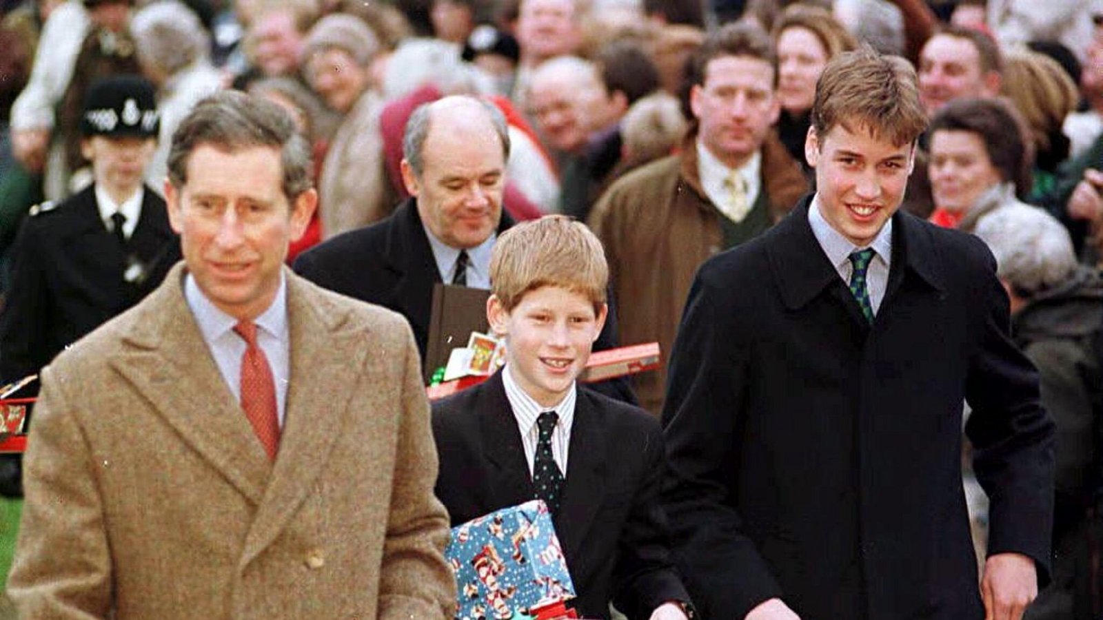 Die Prinzen William (ganz rechts) und Harry halten Geschenke von Gratulanten in den Händen, als sie am 25. Dezember 1997 nach dem Morgengottesdienst gemeinsam mit ihrem Vater, Prinz Charles, die Sandringham-Kirche verlassen. Die beiden jugendlichen Prinzen verbrachten ihr erstes Weihnachtsfest ohne ihre Mutter.Foto: picture-alliance / dpa | John_Stillwell