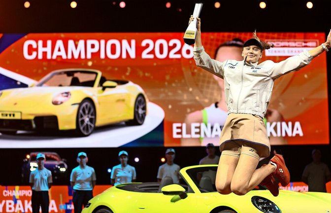 Elena Rybakina gewinnt den Porsche Tennis Grand Prix in Stuttgart – und macht deshalb einen gewaltigen Luftsprung.<span class='image-autor'>Foto: Baumann/Leonie Keppler</span>