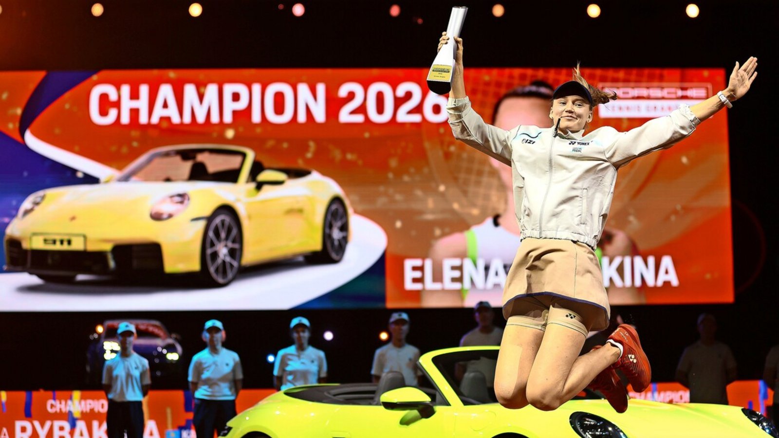 Elena Rybakina gewinnt den Porsche Tennis Grand Prix in Stuttgart – und macht deshalb einen gewaltigen Luftsprung.Foto: Baumann/Leonie Keppler Elena Rybakina gewinnt den Porsche Tennis Grand Prix in Stuttgart – und macht deshalb einen gewaltigen Luftsprung.Foto: Baumann/Leonie Keppler
