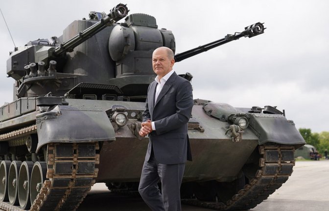 Bundeskanzler Olaf Scholz (SPD) vor einem  Flugabwehrkanonenpanzer Gepard (Archivbild)<span class='image-autor'>Foto: dpa/Marcus Brandt</span>