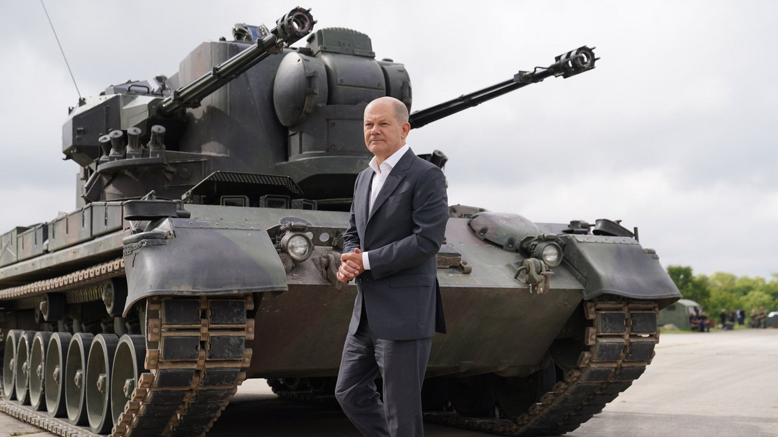 Bundeskanzler Olaf Scholz (SPD) vor einem  Flugabwehrkanonenpanzer Gepard (Archivbild)Foto: dpa/Marcus Brandt