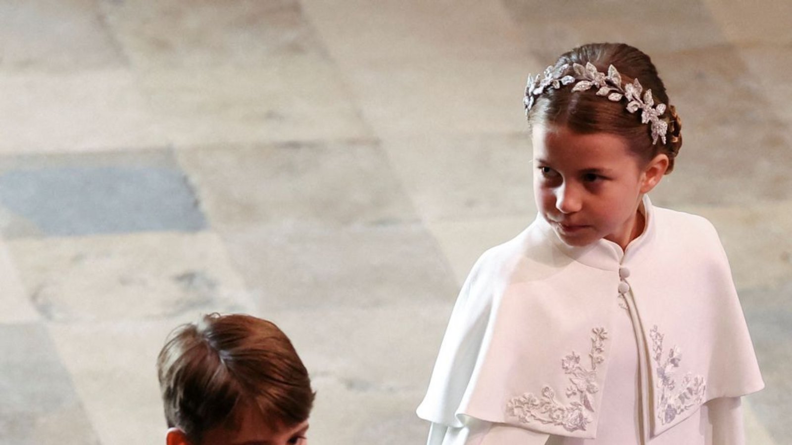 Bei der Krönung von König Charles III. im Jahr 2023 zog Louis brav an der Hand seiner Schwester Charlotte in die Westminster Abbey ein, ...Foto: AFP/PHIL NOBLE