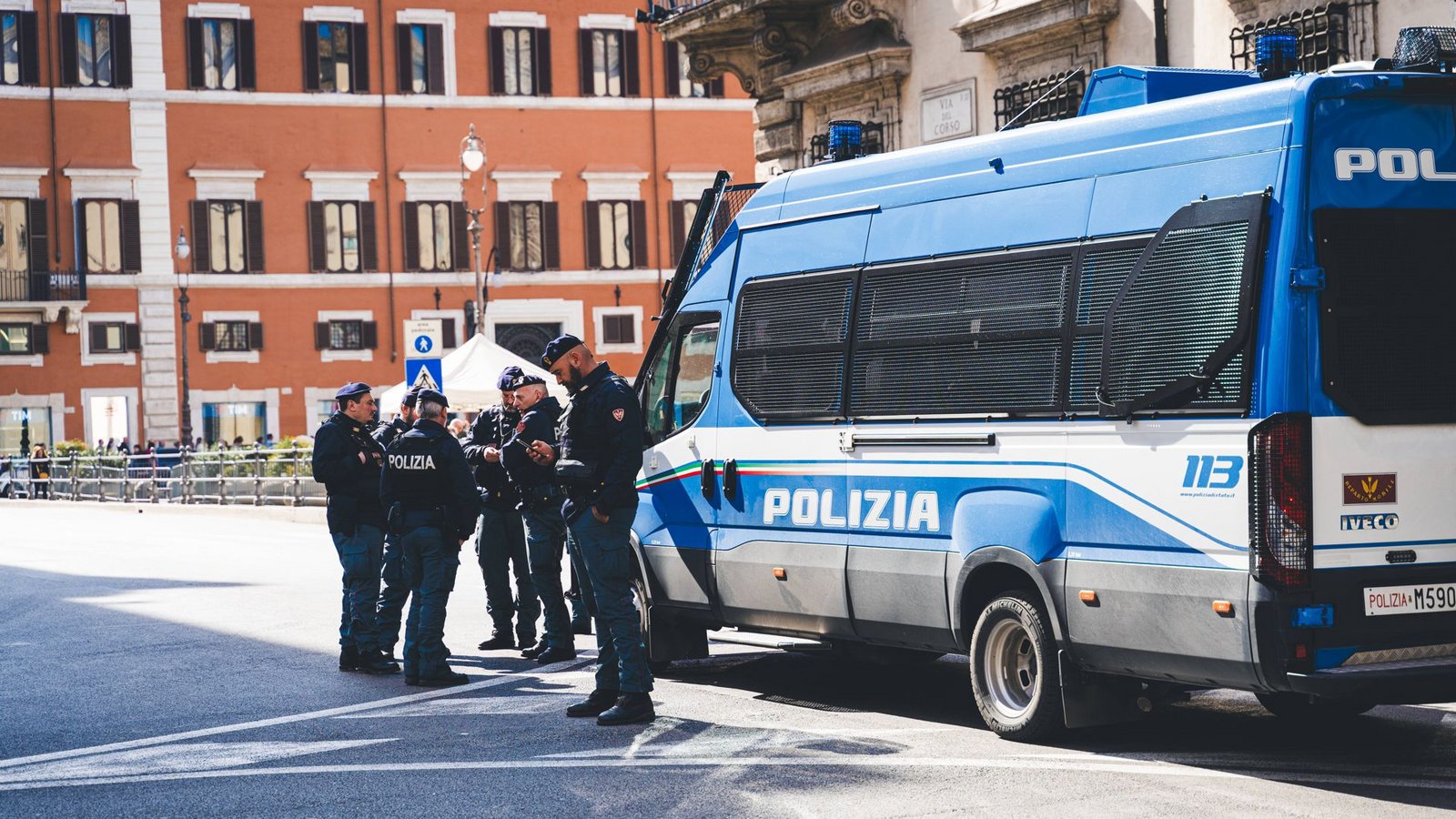 Italienische Polizisten vor einem Einsatzfahrzeug. (Symbolfoto)Foto: IMAGO/Bihlmayerfotografie/IMAGO/Michael Bihlmayer