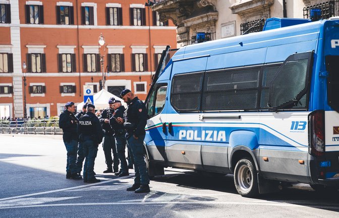 Italienische Polizisten vor einem Einsatzfahrzeug. (Symbolfoto)<span class='image-autor'>Foto: IMAGO/Bihlmayerfotografie/IMAGO/Michael Bihlmayer</span>
