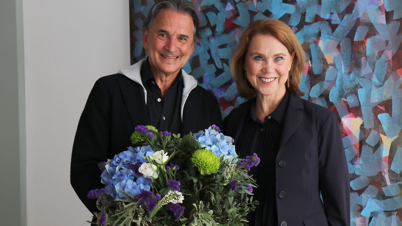 Tamas Detrich und Ministerin Petra Olschowski freuen sich: Detrich bleibt Intendant des Stuttgarter BallettsFoto: lichtgut/Leif Piechowski Tamas Detrich und Ministerin Petra Olschowski freuen sich: Detrich bleibt Intendant des Stuttgarter BallettsFoto: lichtgut/Leif Piechowski