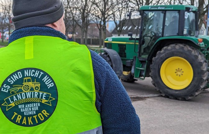 Die Traktoren der protestierenden Landwirte tuckerten schon vor dem Eintreffen des Kanzlers rund um Freiburg.<span class='image-autor'>Foto: dpa/Martin Oversohl</span>