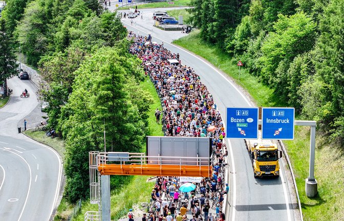 Tausende demonstrierten gegen die Umweltbelastungen durch den Transitverkehr<span class='image-autor'>Foto: Jason Tschepljakow/dpa</span>