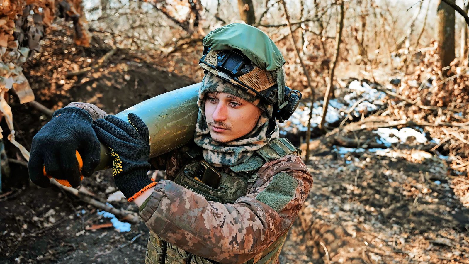 Vasili trägt ein Geschoss zur Panzerhaubitze.Foto: Till Mayer