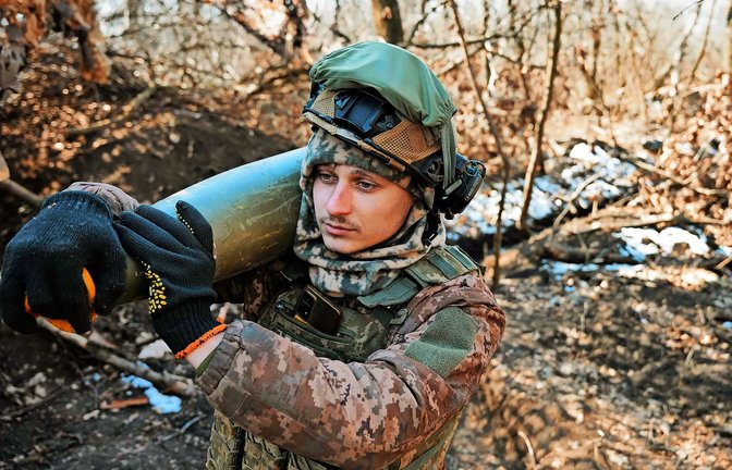 Vasili trägt ein Geschoss zur Panzerhaubitze.<span class='image-autor'>Foto: Till Mayer</span>