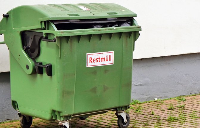 Der 24-Jährige versteckte sich vergeblich in einer Mülltonne. (Symbolbild)<span class='image-autor'>Foto: IMAGO/CHROMORANGE/IMAGO/Elke Münzel</span>
