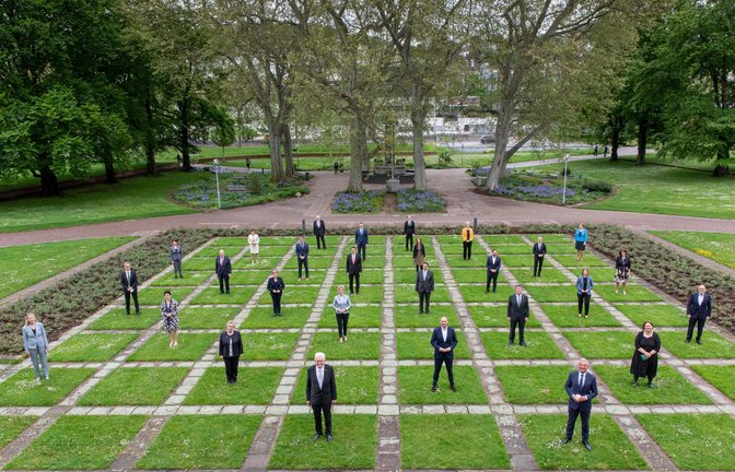 Das Kabinett inklusive Staatssekretären posierte am 12. Mai 2021 vor dem neuen Schloss. Vorne Winfried Kretschmann (Grüne) und sein Stellvertreter Thomas Strobl (CDU).<span class='image-autor'>Foto: Staatsministerium Baden-Württemberg / /fotografie@uliregenscheit</span>