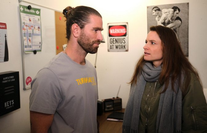 „Unter uns“, Folge vom 20.1.2025: Um seine Freundin zu beschützen, begibt Henry (Maxim Agne) sich selbst in Gefahr. Rechts Daniela (Dilara Braun).<span class='image-autor'>Foto: RTL / Stefan Behrens</span>