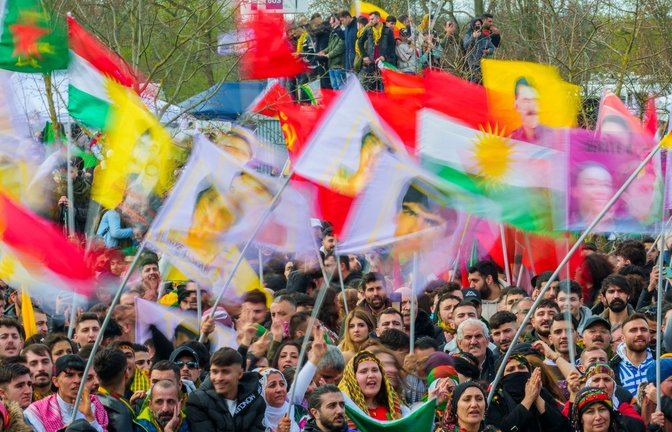 Ein Fahnenmeer bei der zentralen Feier zum kurdischen Neujahrsfest "Newroz" in Frankfurt.<span class='image-autor'>Foto: Andreas Arnold/dpa</span>