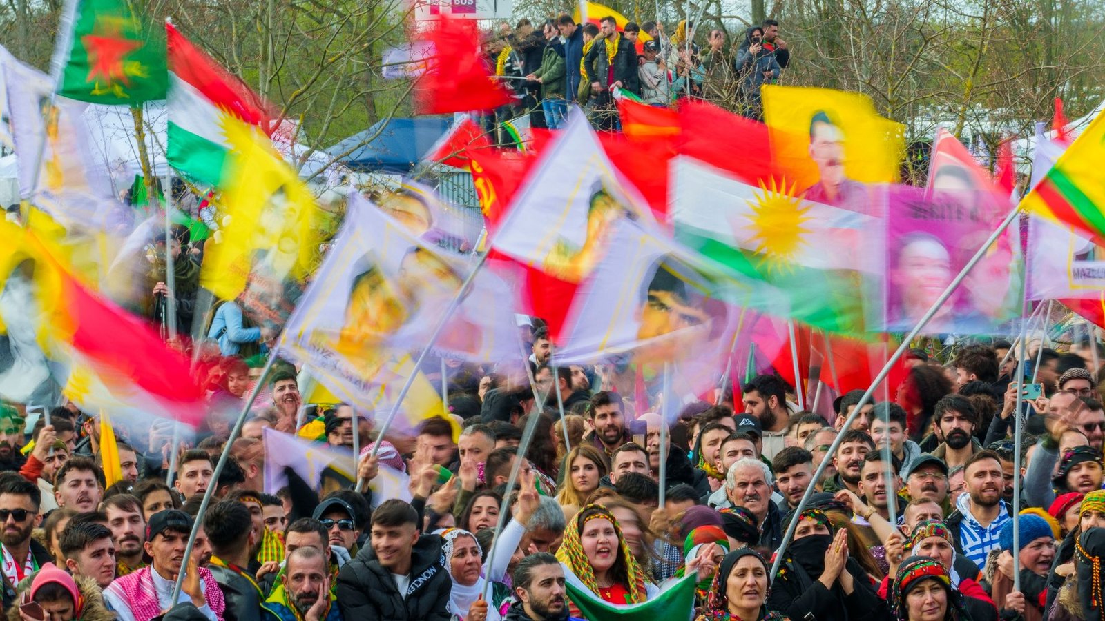 Ein Fahnenmeer bei der zentralen Feier zum kurdischen Neujahrsfest "Newroz" in Frankfurt.Foto: Andreas Arnold/dpa