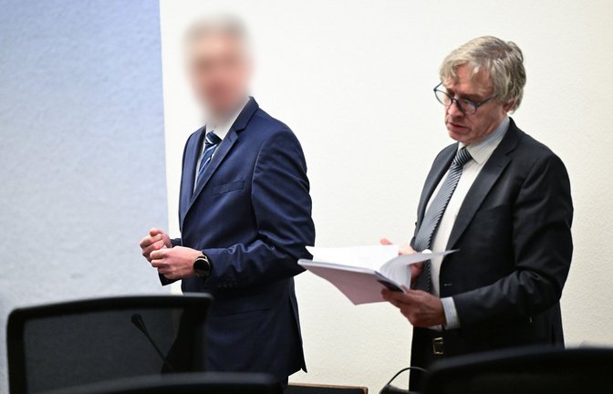 Der Angeklagte und einer seiner drei Anwälte im Gerichtssaal<span class='image-autor'>Foto: dpa/Bernd Weißbrod (Archiv)</span>