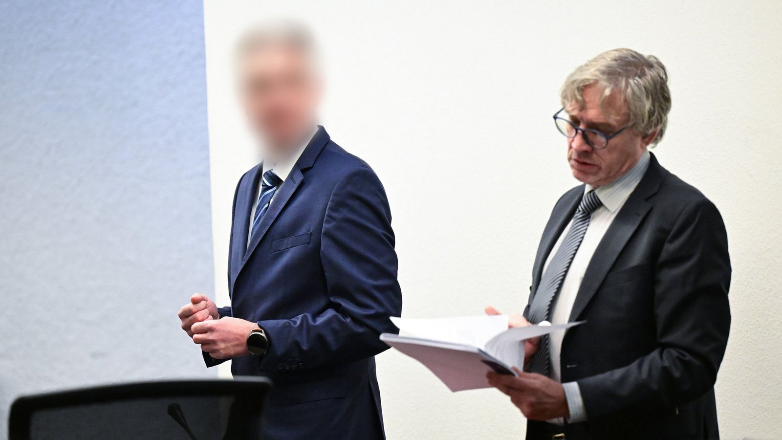 Der Angeklagte und einer seiner drei Anwälte im GerichtssaalFoto: dpa/Bernd Weißbrod (Archiv)