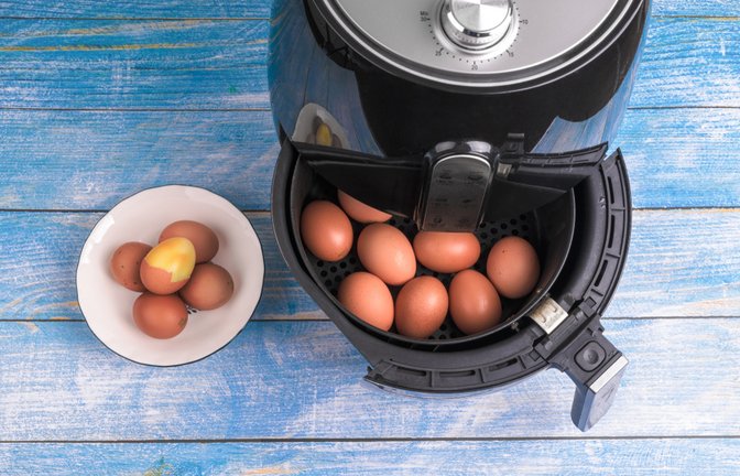 Eine Heißluftfritteuse kann auch Eier kochen.<span class='image-autor'>Foto: yw lee / shutterstock.com</span>