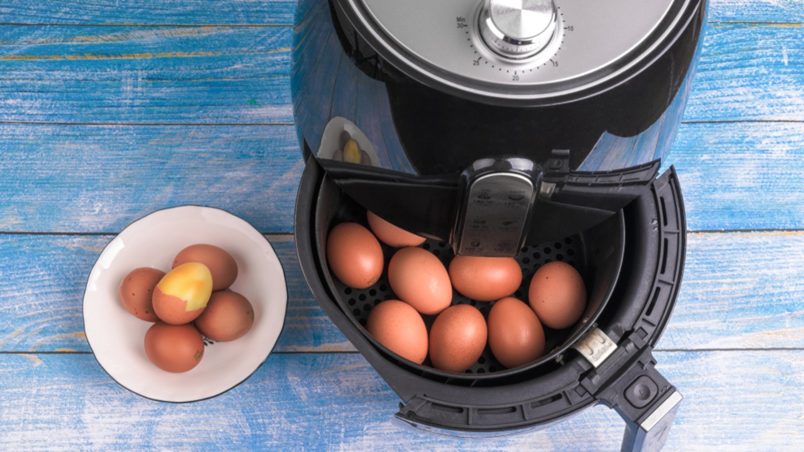 Eine Heißluftfritteuse kann auch Eier kochen.Foto: yw lee / shutterstock.com Eine Heißluftfritteuse kann auch Eier kochen.Foto: yw lee / shutterstock.com