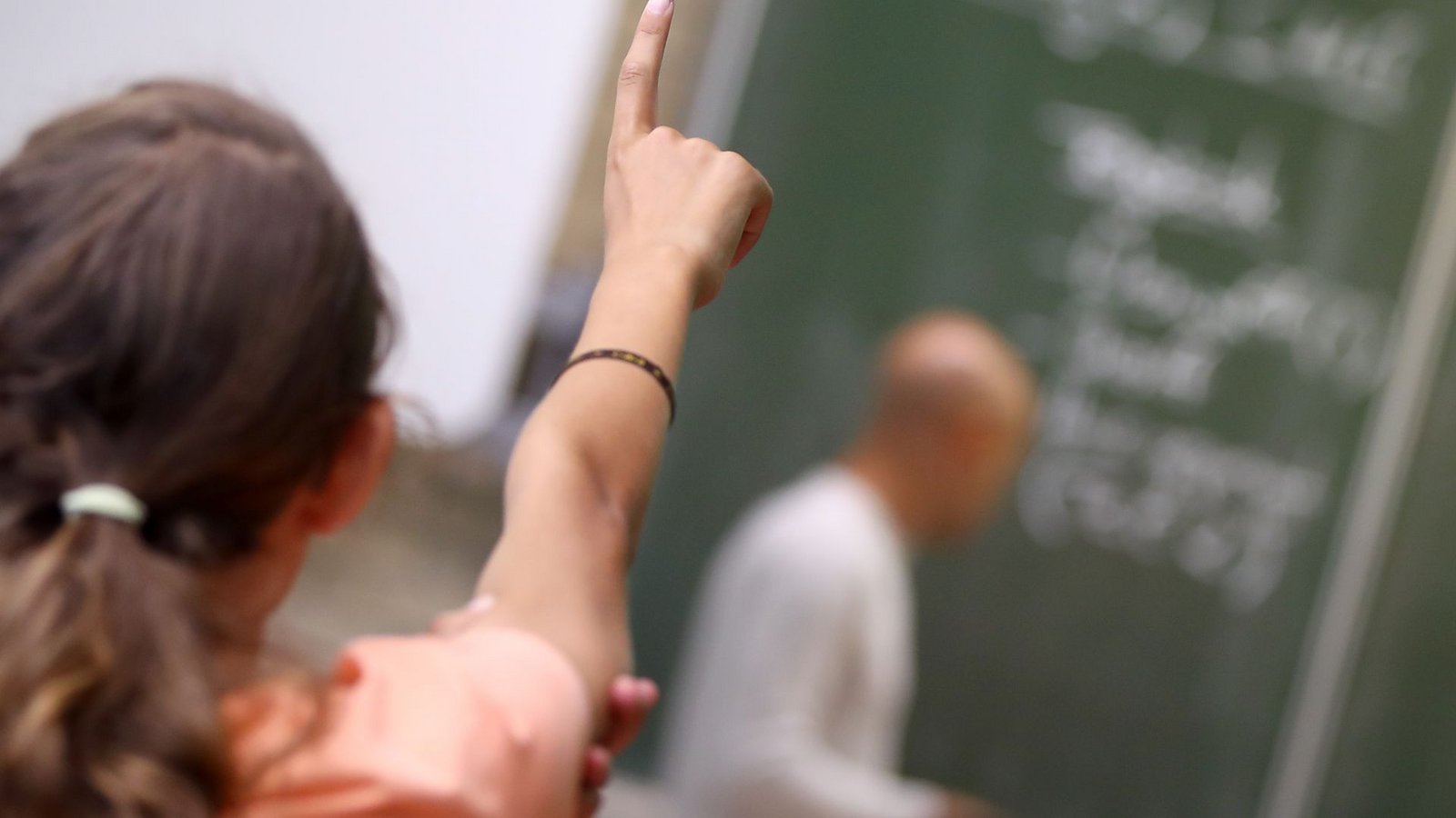 An der Perspektivlosigkeit der frisch ausgebildeten Gymnasiallehrer ändern die gefundenen 1440 unbesetzten Stellen nichts, schrieben sie an Kultusministerin Theresa Schopper.Foto: Daniel Karmann/dpa