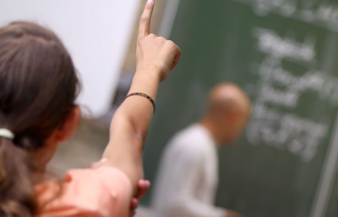 An der Perspektivlosigkeit der frisch ausgebildeten Gymnasiallehrer ändern die gefundenen 1440 unbesetzten Stellen nichts, schrieben sie an Kultusministerin Theresa Schopper.<span class='image-autor'>Foto: Daniel Karmann/dpa</span>