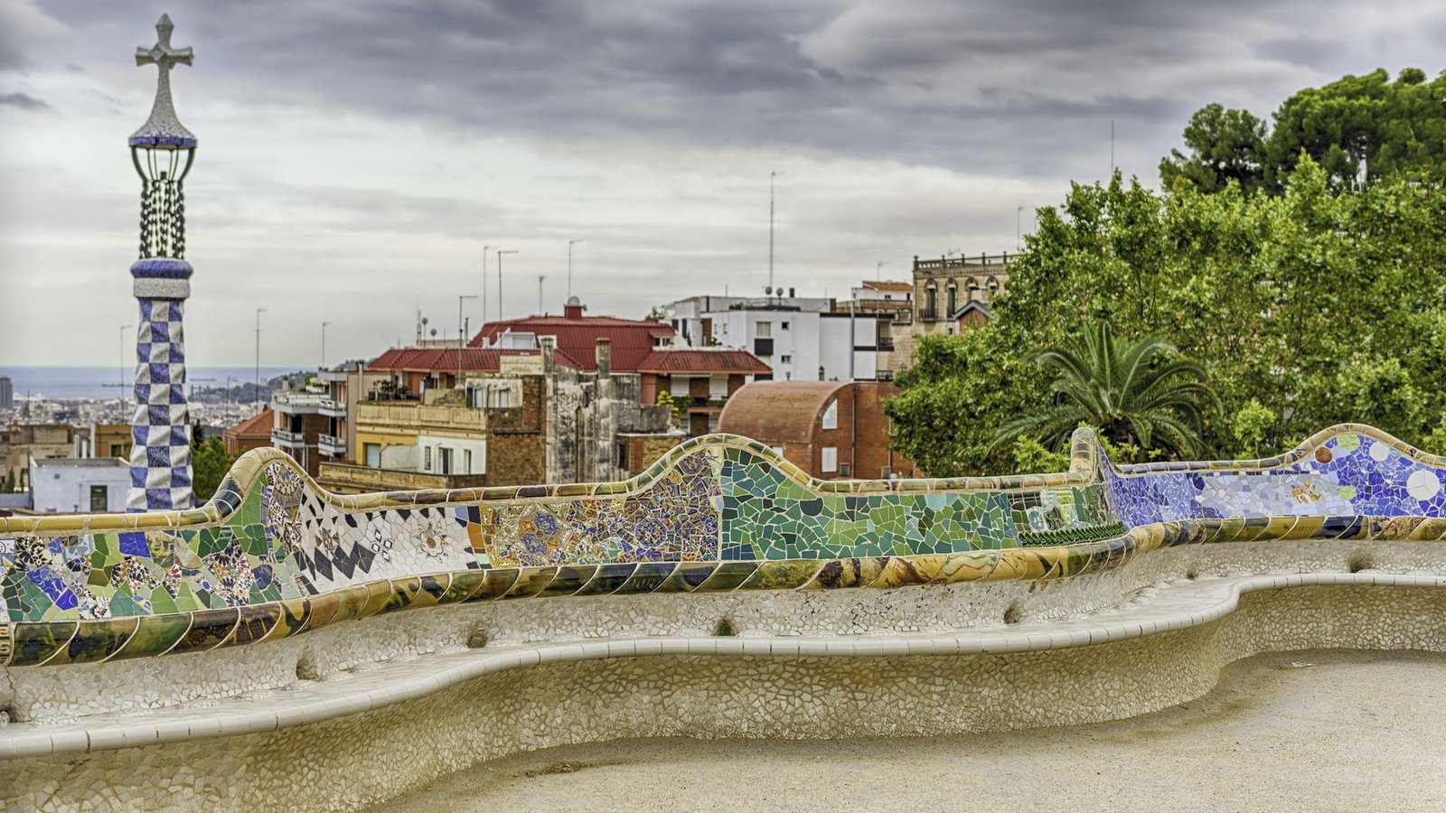 In den Achtzigern fand im Park Güell in Barcelona ein Werbeshooting  mit dem geschwungenen Modell 4500 von Rolf Benz statt – passend zu den geschwungenen Formen des Künstlers Gaudì. (Archivbild)Foto: IMAGO/Panthermedia/marcorubino via imago-images.de