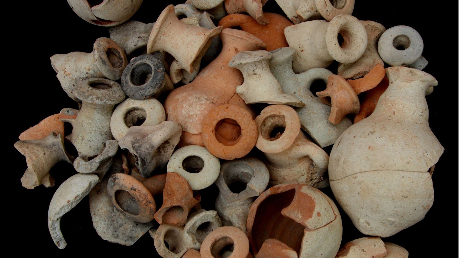 Phönizische Ölflaschen, gefunden in Mozia, Gebiet V. Datierung 750/740–550/530 v. Chr.. Foto: A. Orsingher/Universität Tübingen Phönizische Ölflaschen, gefunden in Mozia, Gebiet V. Datierung 750/740–550/530 v. Chr.. Foto: A. Orsingher/Universität Tübingen
