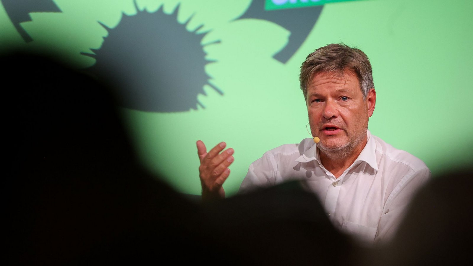 Kein leichter Stand: Robert Habeck im Wahlkampf im Osten der RepublikFoto: dpa/Jan Woitas Kein leichter Stand: Robert Habeck im Wahlkampf im Osten der RepublikFoto: dpa/Jan Woitas