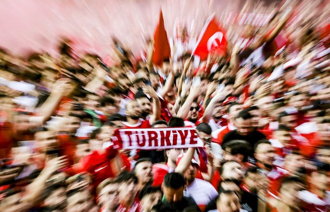 Türkische Fußball-Ultras hatten vor der Partie am Samstagabend  zum Zeigen der Geste aufgerufen.<span class='image-autor'>Foto: dpa/Christoph Reichwein</span>