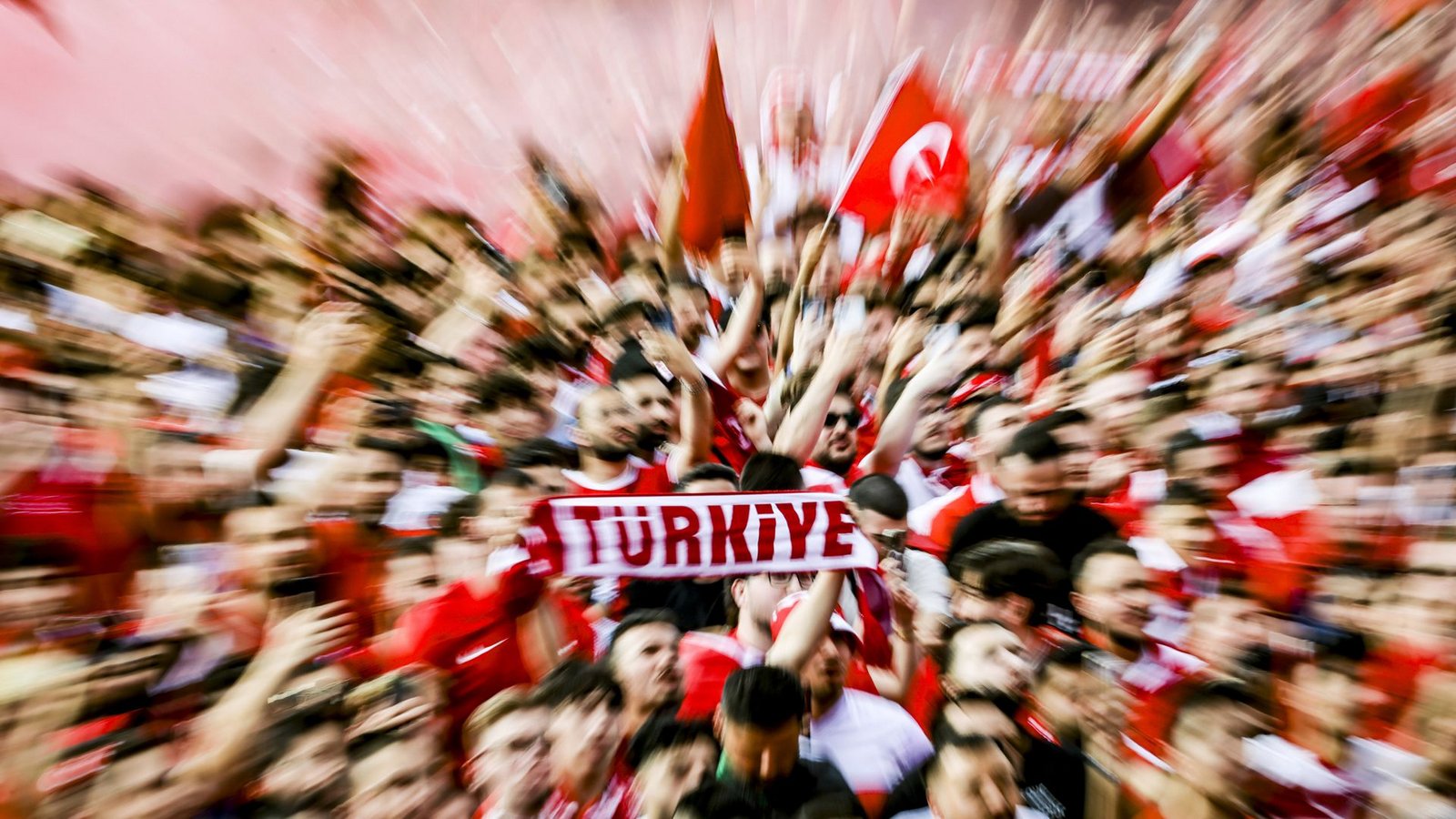 Türkische Fußball-Ultras hatten vor der Partie am Samstagabend zum Zeigen der Geste aufgerufen.Foto: dpa/Christoph Reichwein Türkische Fußball-Ultras hatten vor der Partie am Samstagabend zum Zeigen der Geste aufgerufen.Foto: dpa/Christoph Reichwein