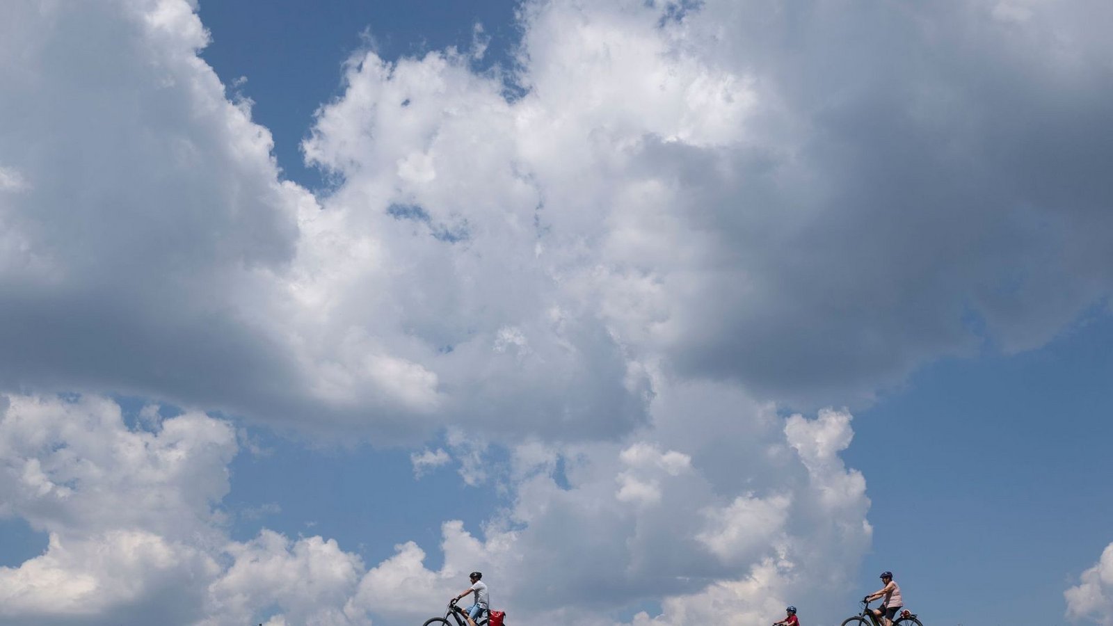 Ein Wetterwechsel kündigt sich laut DWD an. (Symbolbild)Foto: Marijan Murat/dpa
