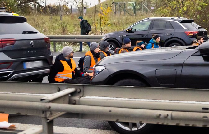 Die Letzte Generation bei einer Protestaktion auf einer Autobahn (Archivbild).<span class='image-autor'>Foto: dpa/Christoph Soeder</span>