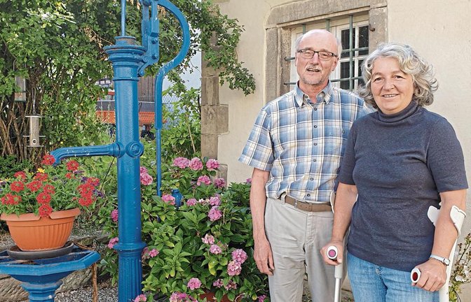 Pfarrer Wolfgang Schlecht (Illingen) und Pfarrerin Sigrid Telian (Schützingen) begleiten den Zusammenschluss ihrer Kirchengemeinden.   Foto: Rieger
