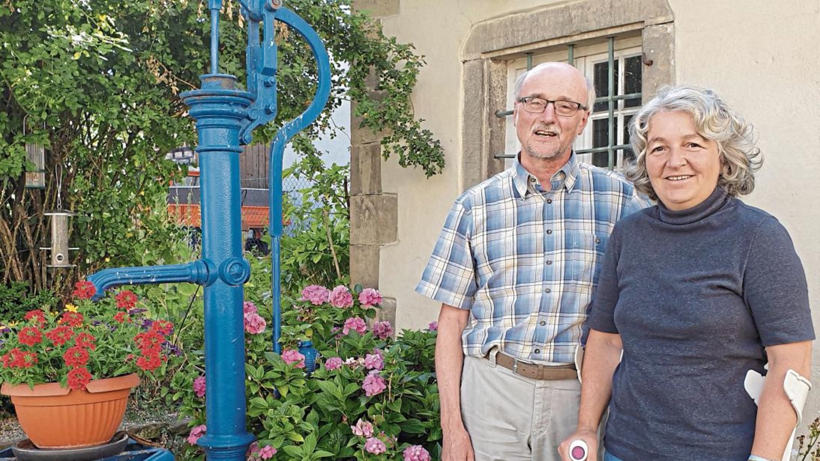 Pfarrer Wolfgang Schlecht (Illingen) und Pfarrerin Sigrid Telian (Schützingen) begleiten den Zusammenschluss ihrer Kirchengemeinden.   Foto: Rieger