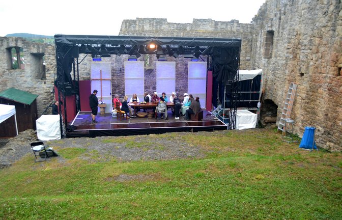 Die Theatergruppe „Die Löffelstelzler“ verwandelte im Sommer die Burgruine in ein Freilichttheater. <span class='image-autor'>Fotos: Stahlfeld</span>