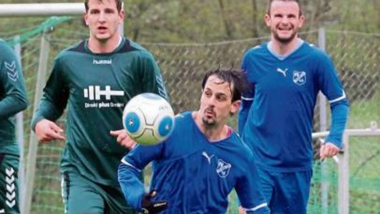 In Sersheim kommt es zum Duell der Torschützen Daniel Koopmann (links) und Panagiotis Zounzounras (am Ball). Foto: Küppers In Sersheim kommt es zum Duell der Torschützen Daniel Koopmann (links) und Panagiotis Zounzounras (am Ball). Foto: Küppers