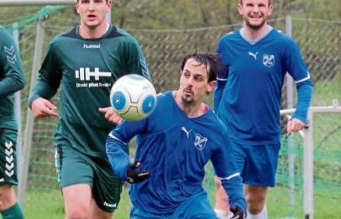 In Sersheim kommt es zum Duell der Torschützen Daniel Koopmann (links) und Panagiotis Zounzounras (am Ball). Foto: Küppers