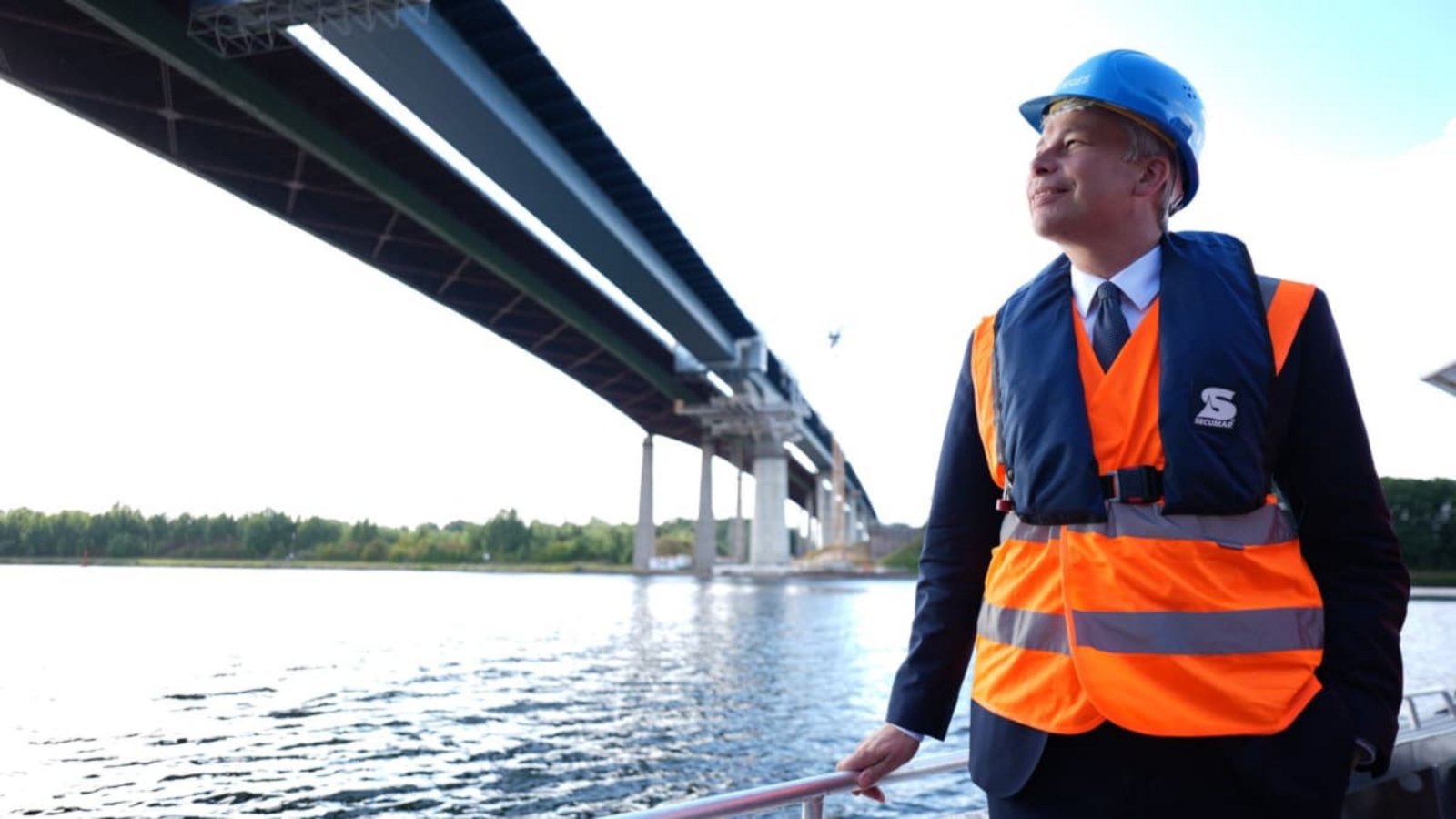 Zufrieden mit dem Fortschritt: Bundesverkehrsminister Steffen Bilger (CDU) an der Rader Hochbrücke. Über dem Nord-Ostsee-Kanal entsteht bis Ende 2026 ein Ersatzneubau.Marcus Brandt/dpa Zufrieden mit dem Fortschritt: Bundesverkehrsminister Steffen Bilger (CDU) an der Rader Hochbrücke. Über dem Nord-Ostsee-Kanal entsteht bis Ende 2026 ein Ersatzneubau.Marcus Brandt/dpa