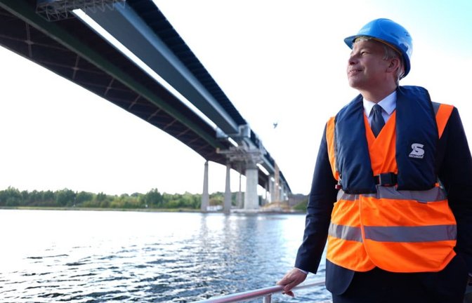 Zufrieden mit dem Fortschritt: Bundesverkehrsminister Steffen Bilger (CDU) an der Rader Hochbrücke. Über dem Nord-Ostsee-Kanal entsteht bis Ende 2026 ein Ersatzneubau.<span class='image-autor'>Marcus Brandt/dpa</span>