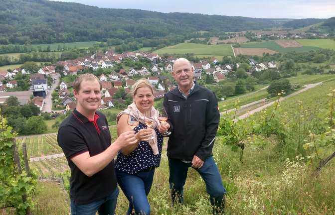 Ortsvorsteherin Viola Lepp freut sich mit Matthias Stierle (links) und Helmut Stierle auf viele Besucher in den Weinbergen. <span class='image-autor'>Foto: Glemser</span>