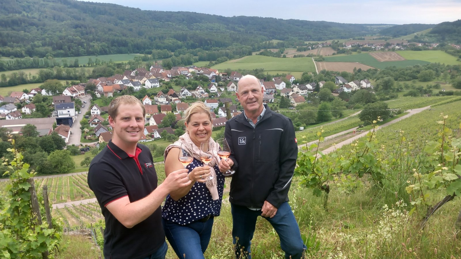 Ortsvorsteherin Viola Lepp freut sich mit Matthias Stierle (links) und Helmut Stierle auf viele Besucher in den Weinbergen. Foto: Glemser Ortsvorsteherin Viola Lepp freut sich mit Matthias Stierle (links) und Helmut Stierle auf viele Besucher in den Weinbergen. Foto: Glemser