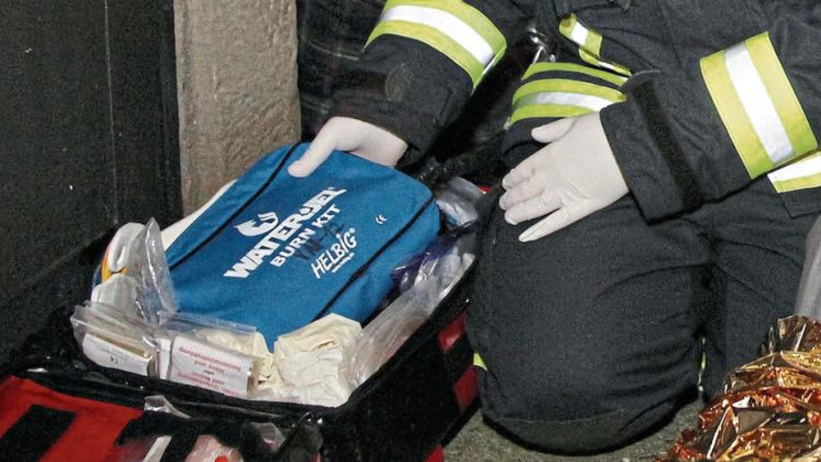 Schutzhandschuhe sind für die Feuerwehr bei Übung und Einsatz selbstverständlich.  Foto: Archiv